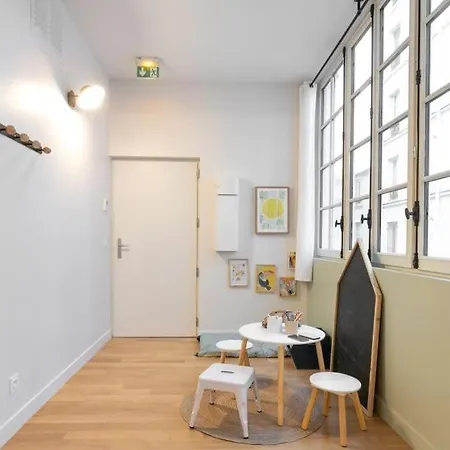 Spacious Industrial-style Loft باريس