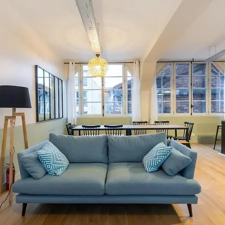 Spacious Industrial-style Loft Apartment *