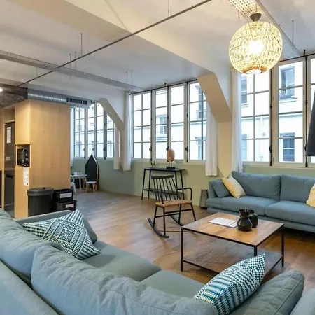 Spacious Industrial-style Loft شقة